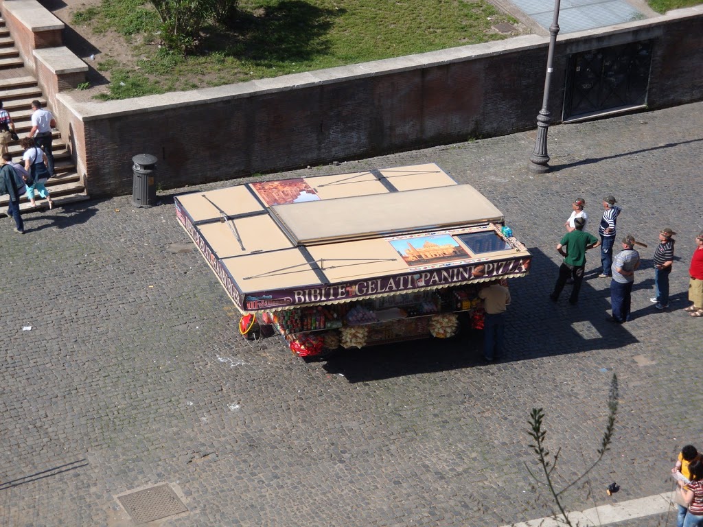 street vendors in Rome