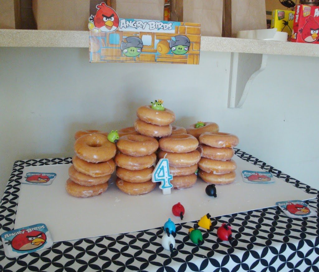 Angry Birds donut tower // Angry Birds Birthday Party // LivingMiVidaLoca.com
