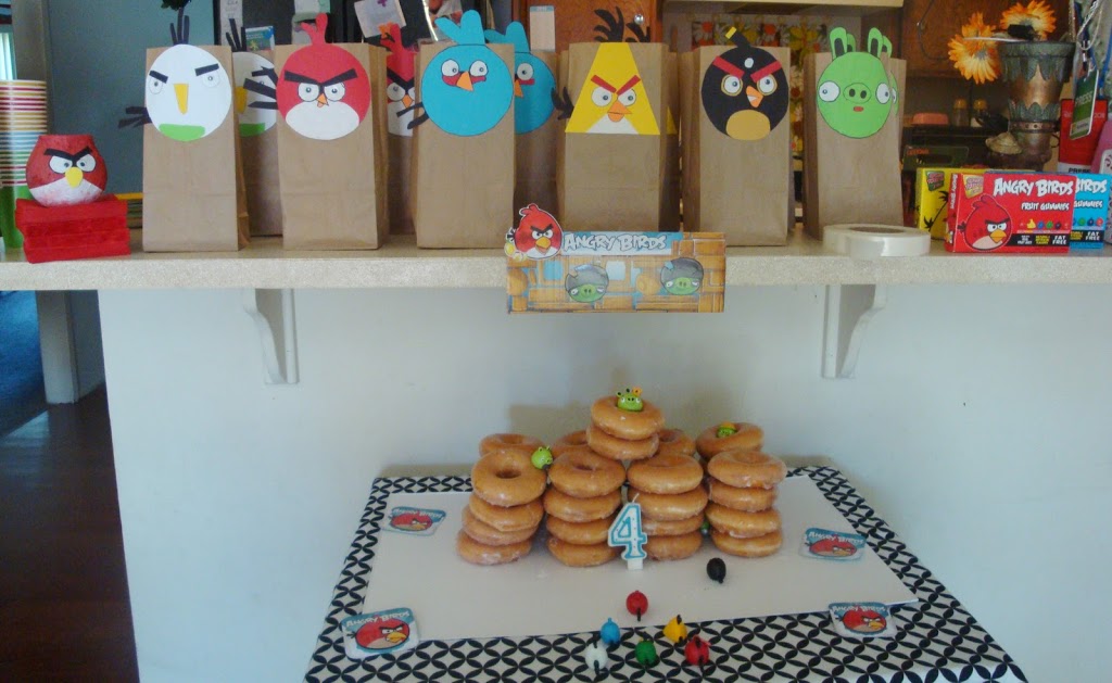 Angry Birds goody bags // Angry Birds Birthday Party // LivingMiVidaLoca.com