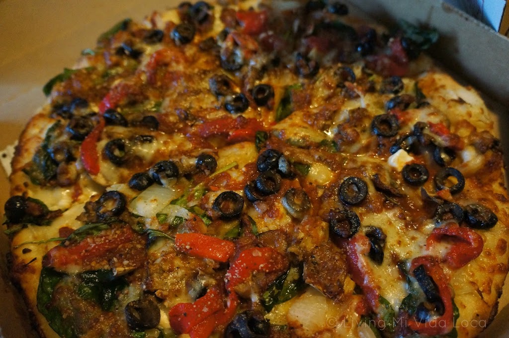 Vegetarian Handmade pan vs hand tossed Dominos pizza - livingmividaloca.com - #livingmividaloca #dominos #pizza