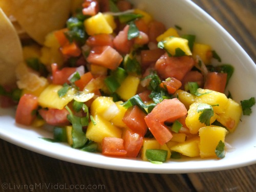 How to make an easy mango salsa using this recipe at home. Great for tacos, burritos and tostadas. | livingmividaloca.com | #livingmividaloca #mangosalsa #recipes #spicymangosalsa #salsa #mexicansalsa #diprecipes