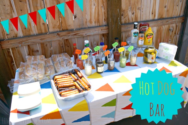 Hot Dog Bar birthday party idea // livingmividaloca.com