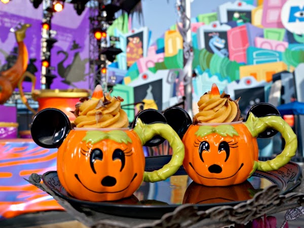 Mickey Halloween mugs with cupcakes