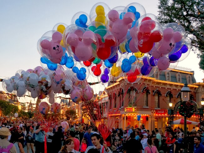 WATCH: Disneyland's "A Christmas Fantasy" parade - livingmividaloca.com 