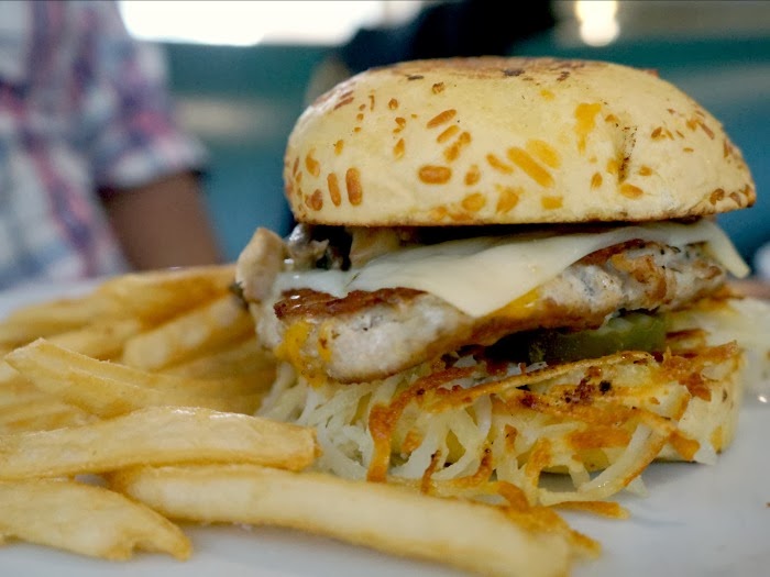 Build your own burger option at Denny's | livingMividaloca.com