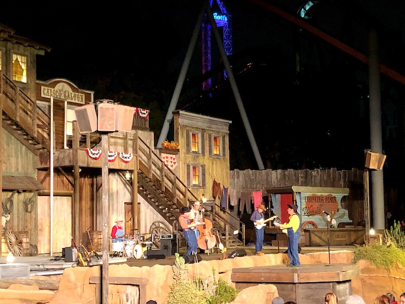 Knott's Summer nights entertainment includes top 40's, salsa and a dj - livingmividaloca.com - #LivingMiVidaLoca #KnottsBerryFarm