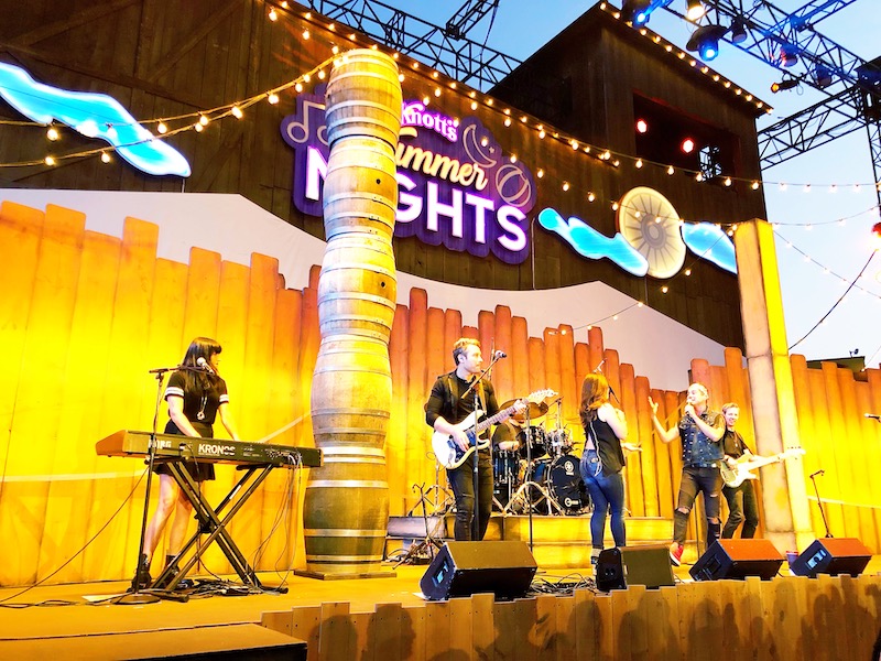 Knott's Summer nights entertainment includes top 40's, salsa and a dj - livingmividaloca.com - #LivingMiVidaLoca #KnottsBerryFarm