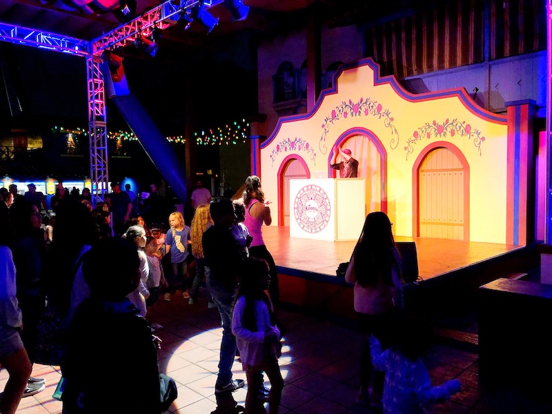 Knott's Summer nights entertainment includes top 40's, salsa and a dj - livingmividaloca.com - #LivingMiVidaLoca #KnottsBerryFarm