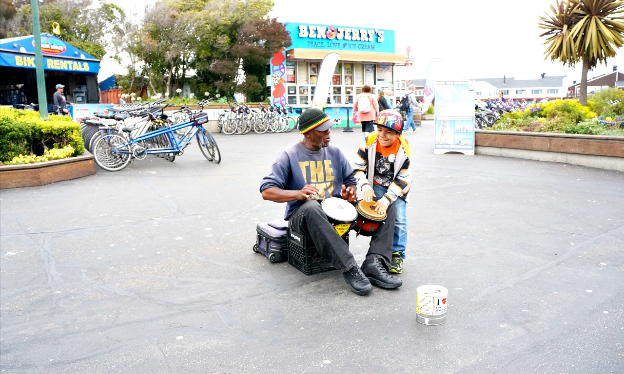 street performer in San Francisco - LivingMiVidaLoca.com (photo credit: Pattie Cordova)