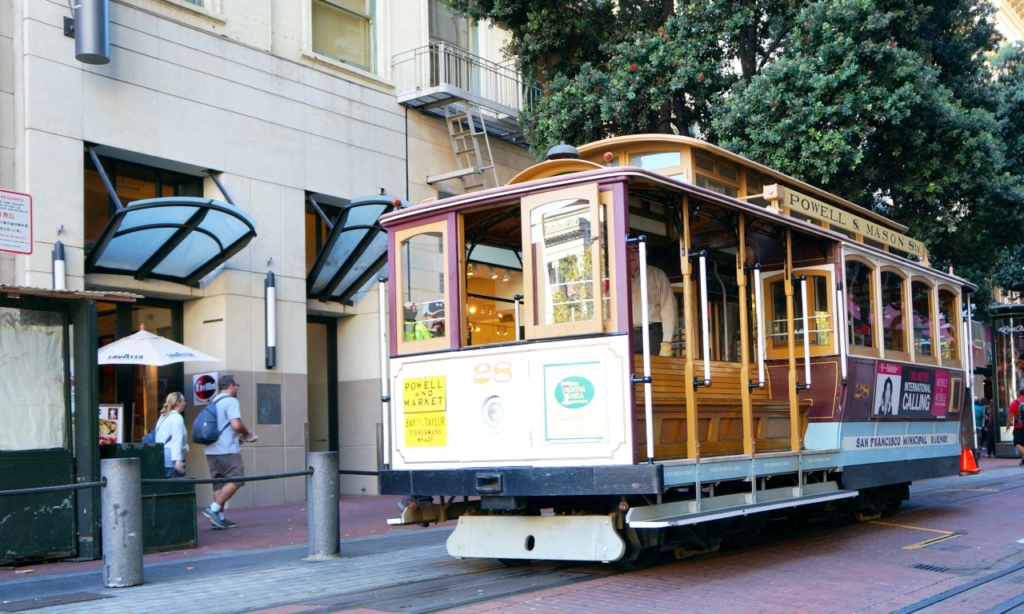 trolley in San Francisco - LivingMiVidaLoca.com (photo credit: Pattie Cordova)