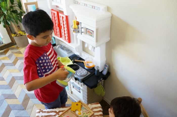 kids-playing-with-pretend-kitchen