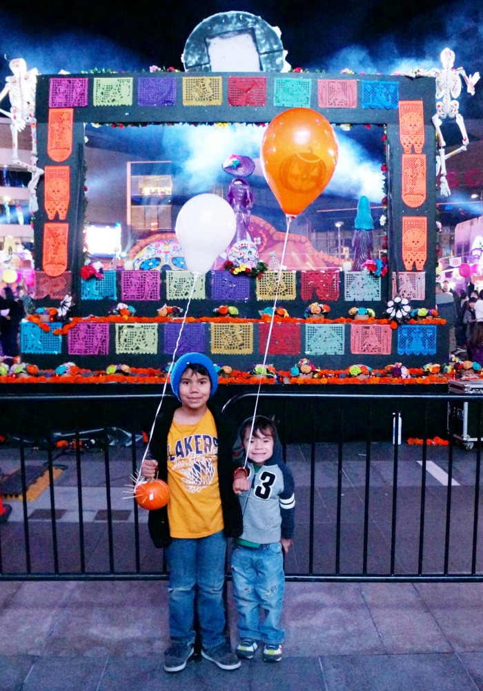 Kids at Day of the Dead party // LivingMiVidaLoca.com #FrightfulFiesta