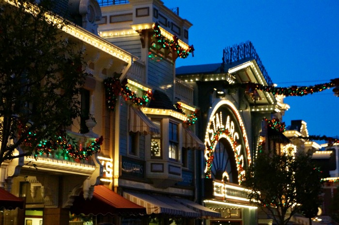 Disneyland Resort after dark at main street // livingmividaloca.com