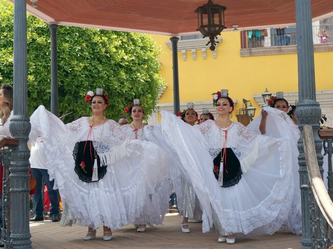 ballet folklorico dancers at Plaza Mexico // livingmividaloca.com