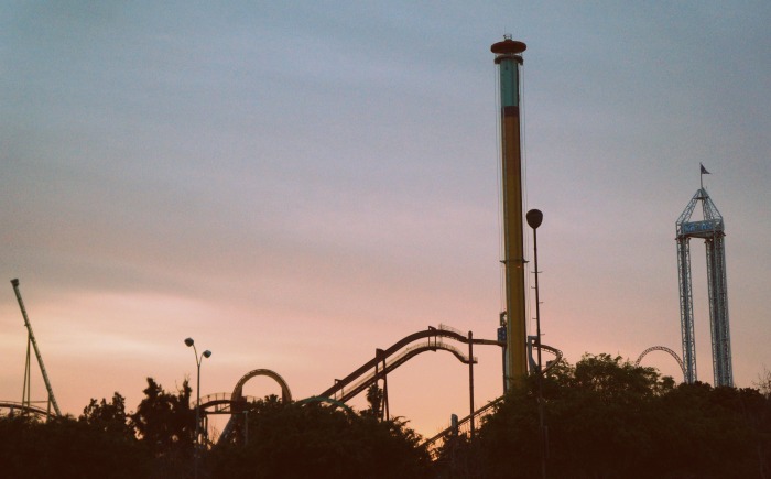 Sonnenuntergang bei Knott's Berry Farm in Buena Park, Kalifornien vom Parkplatz der Knott's Berry Farm. In diesem Artikel finden Sie Knott's Berry Farm Parkplatztipps! - livingmividaloca.com - #KnottsBerryFarm #VisitBuenaPark #BerryBloggers's Berry Farm in Buena Park, California from the Knott's Berry Farm parking lot. This article has Knott's Berry Farm parking tips! - livingmividaloca.com - #KnottsBerryFarm #VisitBuenaPark #BerryBloggers