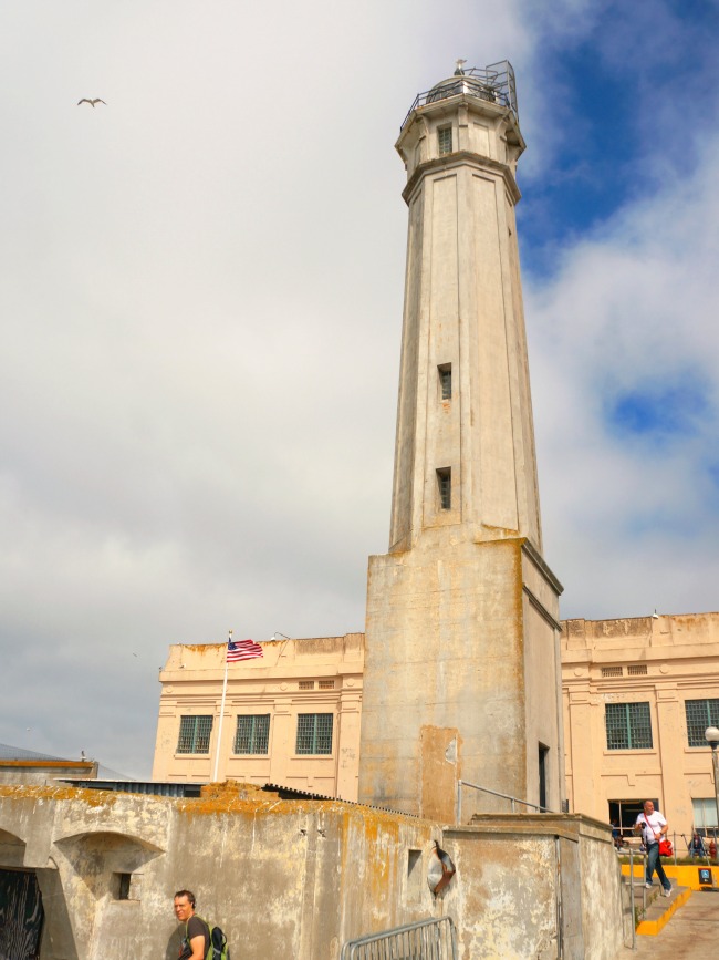 Alctraz tower and penitentiary in the background // livingmividaloca.com