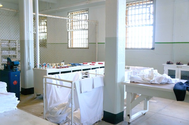 Clothes and bedding room in Alcatraz // livingmividaloca.com