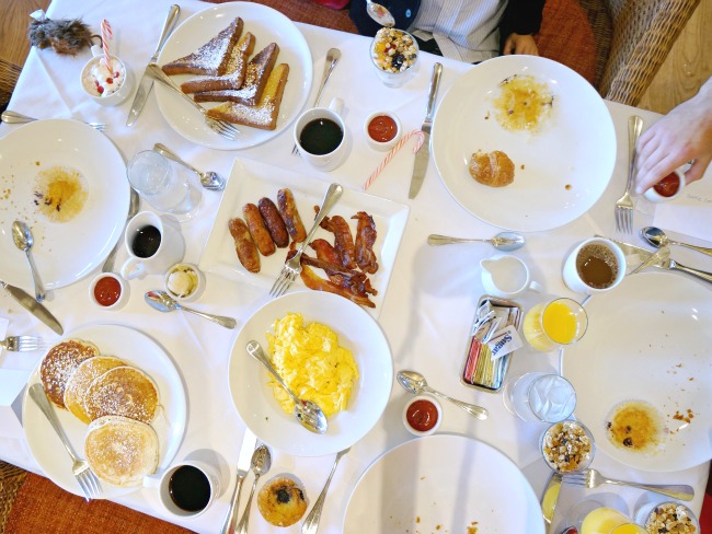 Breakfast with Santa in Orange County | LivingMiVidaLoca.com | #livingmividaloca #breakfastwithsanta #christmastraditions #downtowndisney