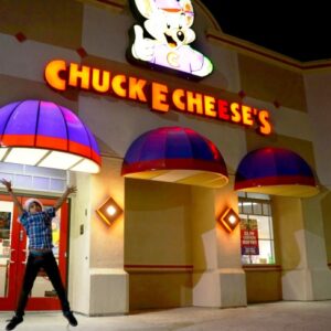 Chuck E. Cheese party : what you need to know before you book