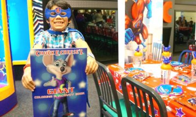 Chuck E Cheese superhero birthday party // livingmividaloca.com