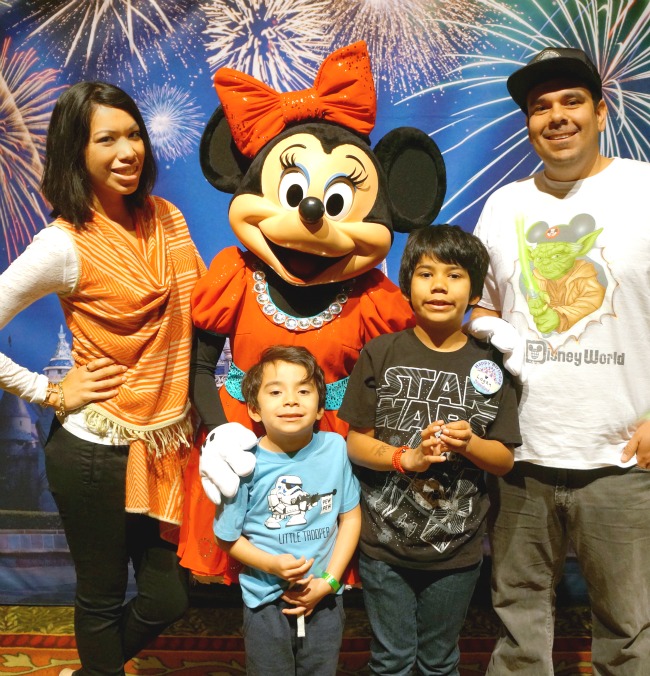 Cordova family with Minnie Mouse // LivingMiVidaLoca.com