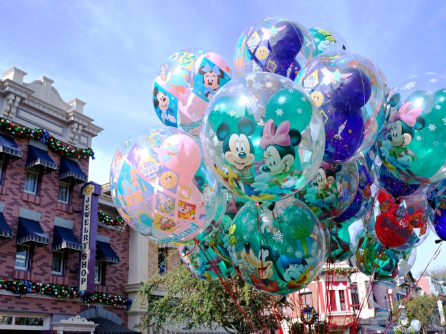 Balloons at Disneyland during Christmas Time // LivingMiVidaLoca.com