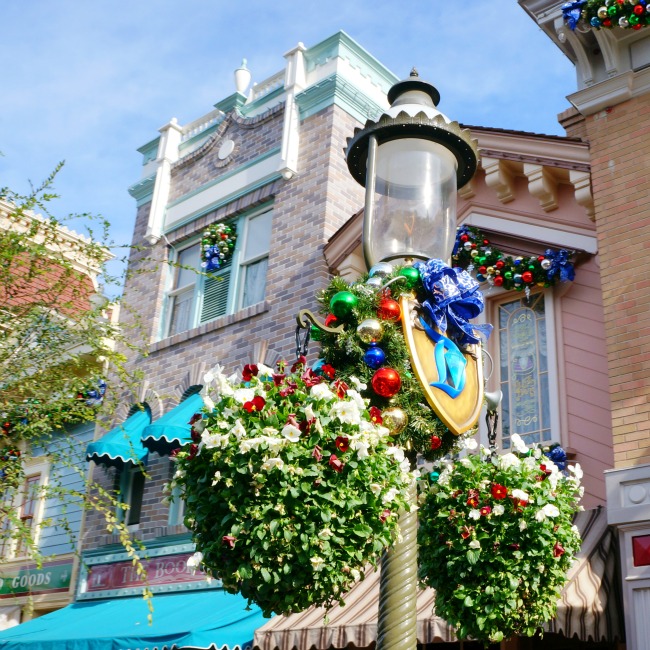 Disneyland lamp post on Main Street // LivingMiVidaloca.com