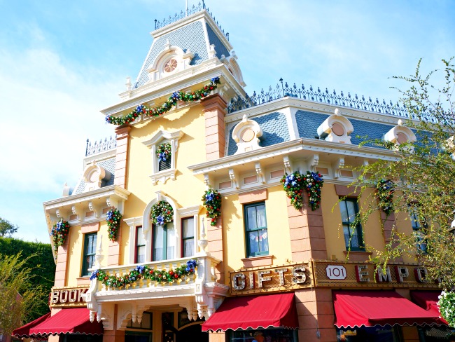 Disneyland Main St. // LivingMiVidaLoca.com