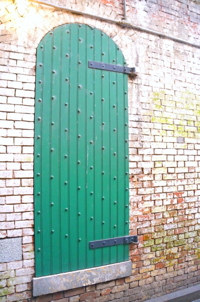 Green door at Alcatraz // livingmividaloca.com