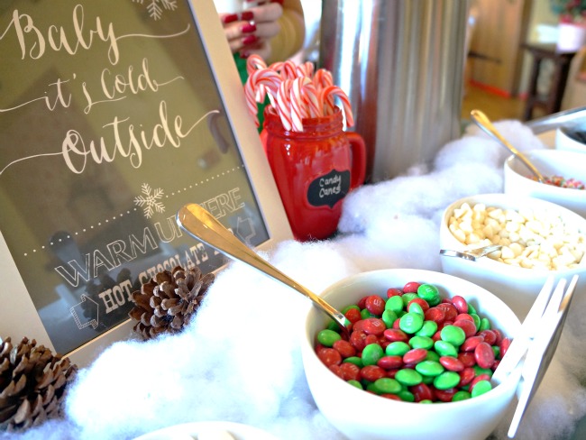 Hot Cocoa toppings | LivingMiVidaLoca.com | #livingmividaloca #breakfastwithsanta #christmastraditions #downtowndisney