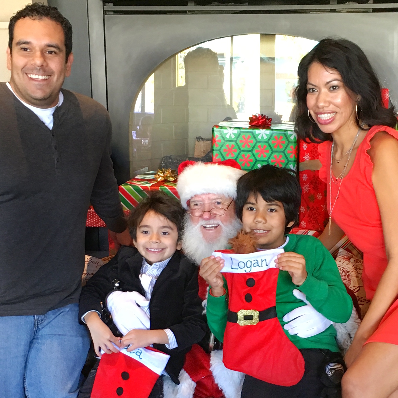 Breakfast with Santa in Orange County | LivingMiVidaLoca.com | #livingmividaloca #breakfastwithsanta #christmastraditions #downtowndisney