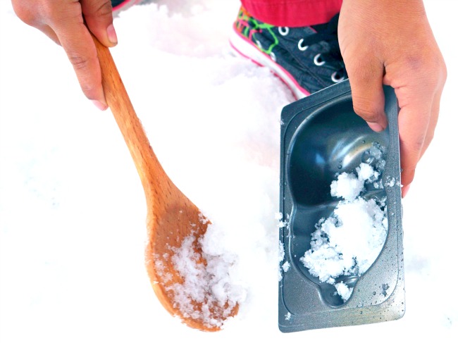 Making snowmen with a spoon // LivingMiVidaLoca.com