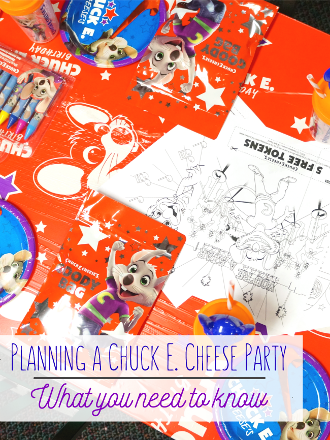 Planning a birthday party at Chuck E Cheese // livingmividaloca.com