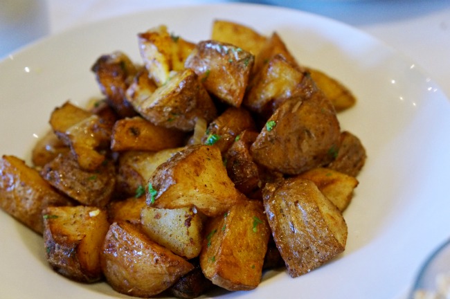 Roasted potatoes with scallions | LivingMiVidaLoca.com | #livingmividaloca #breakfastwithsanta #christmastraditions #downtowndisney