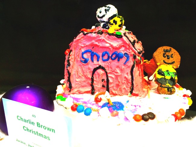 Snoopy Gingerbread house // LivingMiVidaLoca.com