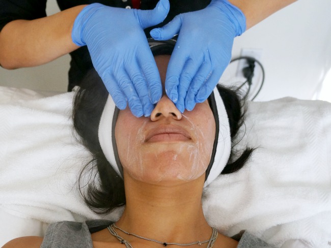 Hydrafacial step 1 - washing face // LivingMiVidaLoca.com