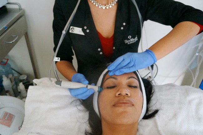 Hydrafacial step 3 - cleansing skin // LivingMiVidaLoca.com