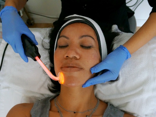 Ultraviolet light during HydraFacial // LivingMiVidaLoca.com