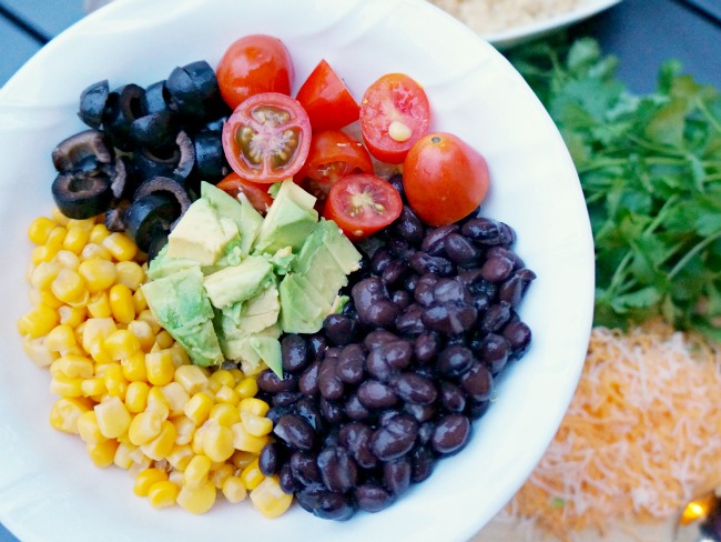 Vegetarian burrito bowl ingredients // livingmividaloca.com