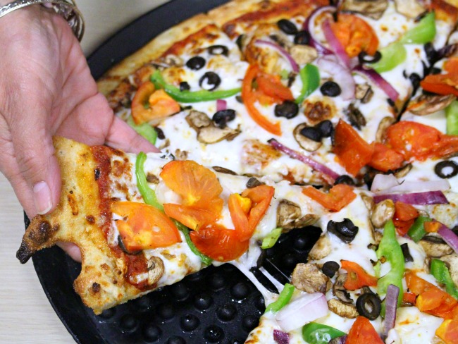 Vegetarian-pizza-at-Chuck-E-Cheese-livingmividaloca.com