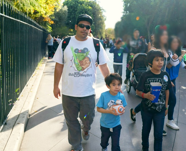 Walking through Disneyland // LivingMiVidaLoca.com