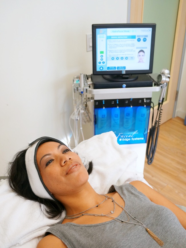 What to expect when getting a Hydrafacial // LivingMiVidaLoca.com