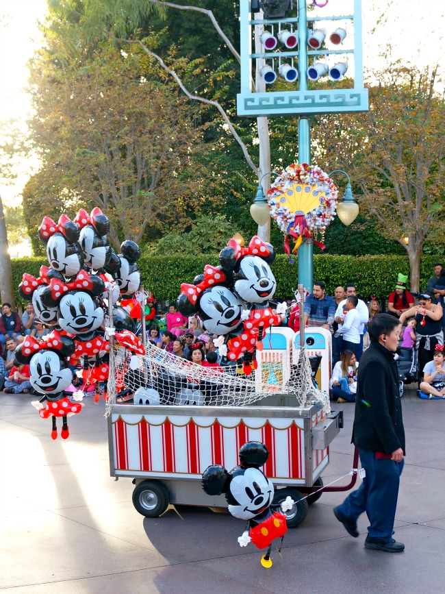 Where to watch the Christmas Parade at Disneyland // LivingMiVidaLoca.com