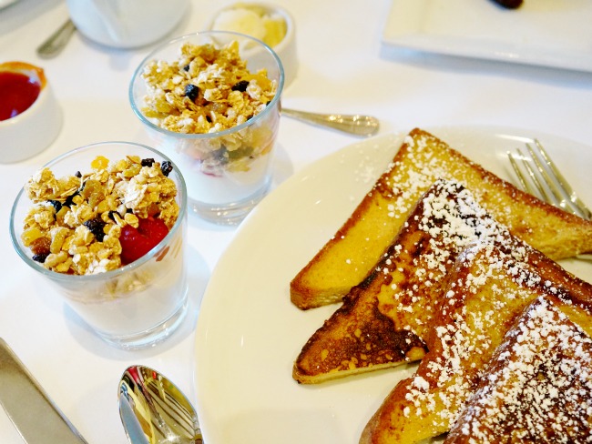 Yogurt parfait and French toast | LivingMiVidaLoca.com | #livingmividaloca #breakfastwithsanta #christmastraditions #downtowndisney