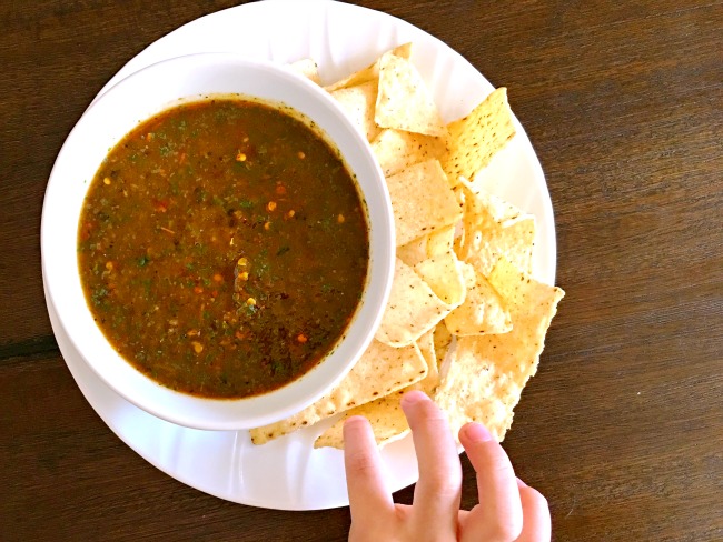 How to make Chile de arbor salsa recipe at home. Great for tacos, burritos and for breakfast. | livingmividaloca.com | #livingmividaloca
#childedearbolsalsa #recipes #spicysalsa #salsa #mexicansalsa #diprecipes