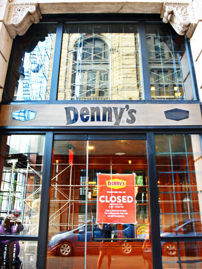 Denny's Diner in Manhattan - LivingMiVidaLoca.com