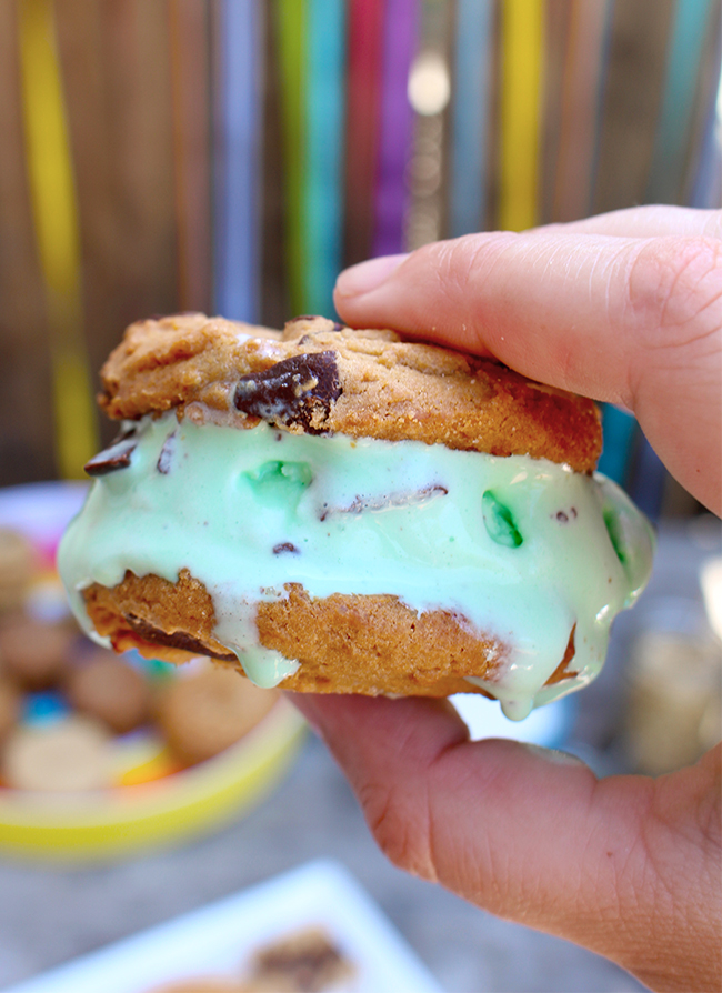 Mint and Chip Ice Cream Sandwich - livingmividaloca.com