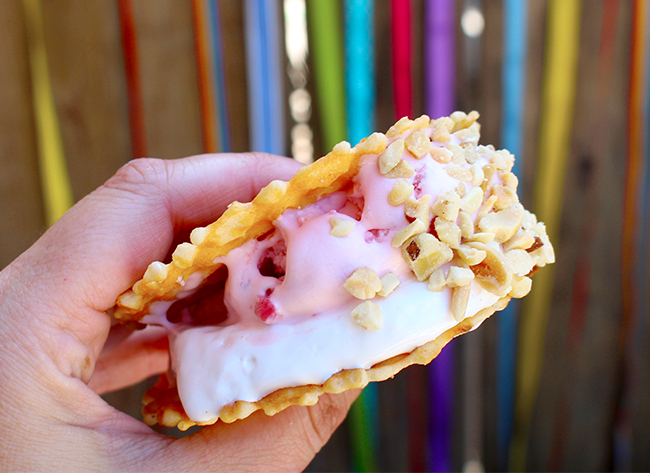 Strawberry Marshmallow Ice Cream Sandwich - livingmividaloca.com