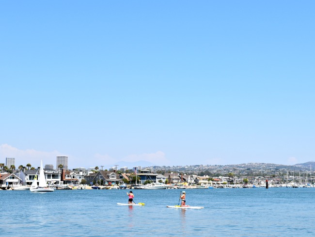 Paddleboarding in Balboa Island  | livingmividaloca.com | #livingmividaloca #balboapier #visitcalifornia #thingstodoincalifornia #balboapier