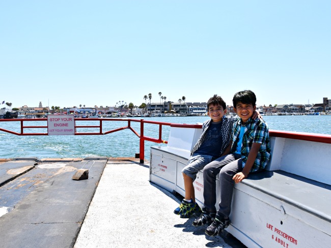 Kids on a ferry on their way to Balboa Island  | livingmividaloca.com | #livingmividaloca #balboapier #visitcalifornia #thingstodoincalifornia #balboapier